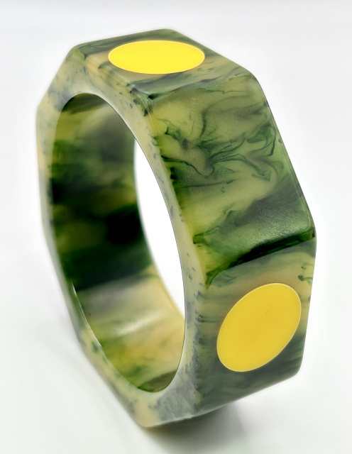 BB469 octagon shaped inkspot bakelite bangle with yellow dots
